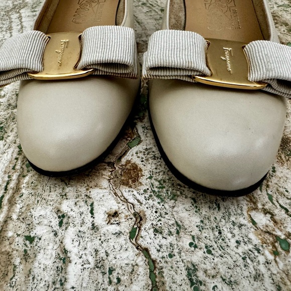 SALVATORE FERRAGAMO VARA 7AA NARROW IVORY LOW HEEL PUMPS HEELS RIBBOW BOW SHOES - Picture 3 of 11
